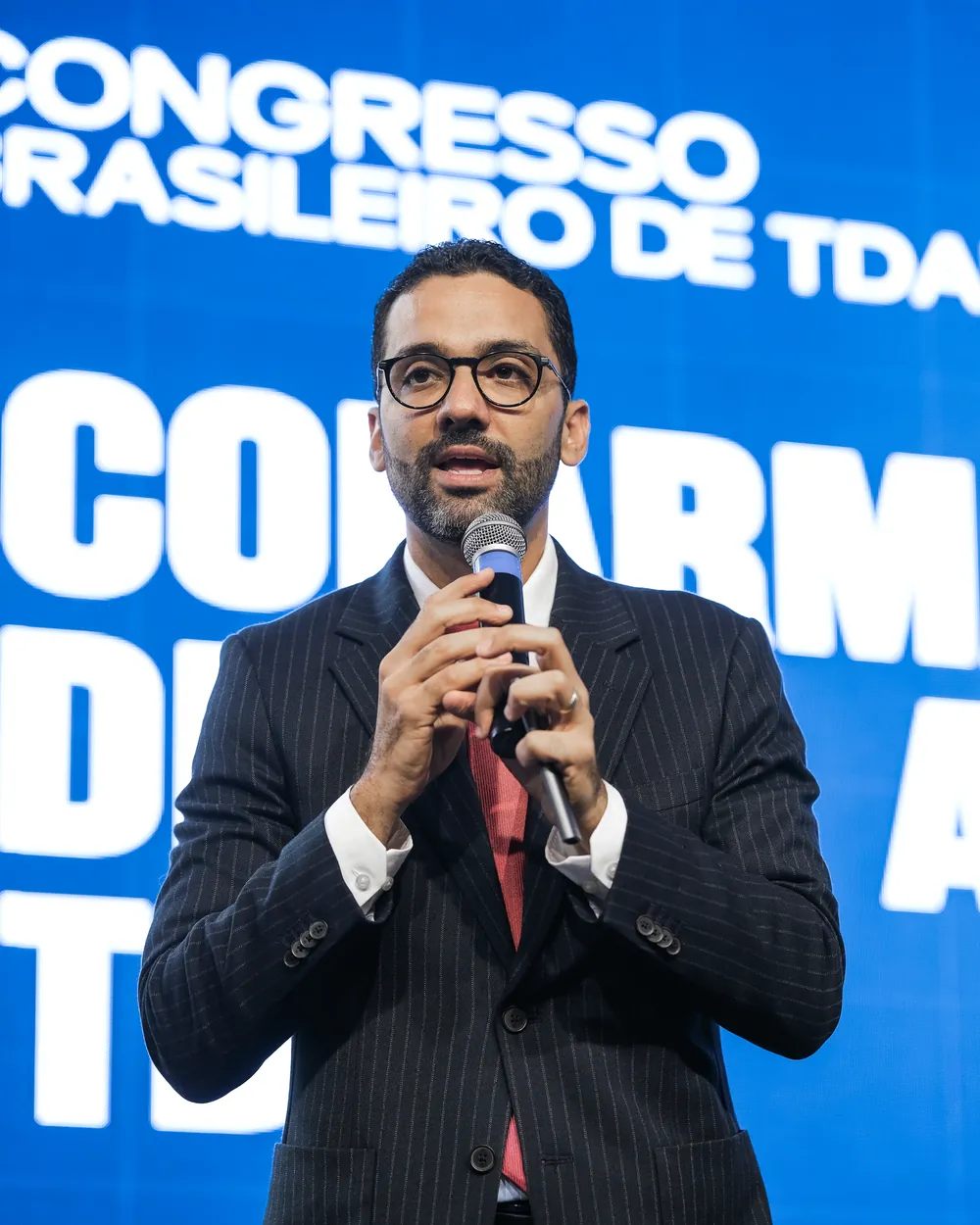 Raphael Rangel no palco do Congresso Brasileiro de TDAH, em março de 2026